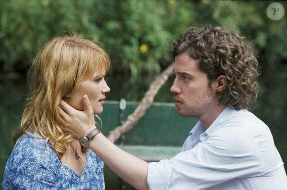 Julien Doré et la belle Marina Hands dans le film de Pascal Thomas, Ensemble, nous allons vivre une très, très grande histoire d'amour... sorti en avril 2010.