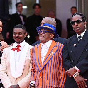Jeffrey Wright, Ilfenesh Hadera, Aubrey Joseph, Denzel Washington (obscurci), Spike Lee, ASAP Rocky et Wendell Pierce à la projection de "Highest 2 Lowest" au 78ème Festival de Cannes à Cannes, France, le 19 mai 2025. Photo : Doug Peters/PA Wire.
