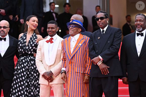 Jeffrey Wright, Ilfenesh Hadera, Aubrey Joseph, Denzel Washington (obscurci), Spike Lee, ASAP Rocky et Wendell Pierce à la projection de "Highest 2 Lowest" au 78ème Festival de Cannes à Cannes, France, le 19 mai 2025. Photo : Doug Peters/PA Wire.