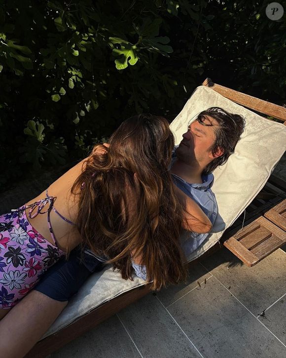 Sur les réseaux sociaux, ils partagent des instants de tendresse et de complicité, illustrant leur bonheur familial.

Alain-Fabien Delon photographié avec sa compagne Laura. Photo publiée sur le compte Instagram de Laura Bensadoun le 10 août 2025.