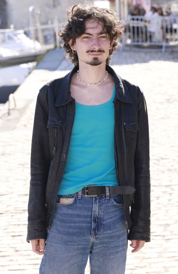 Théo Fernandez au photocall de la série "Darknet-sur-Mer" lors de la 24ème édition du Festival de la Fiction TV de La Rochelle, France, le 17 septembre 2022. © Christophe Aubert/Bestimage