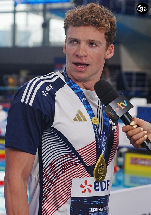 Le Français Léon Marchand lors du podium du 200 m papillon masculin aux Championnats d'Europe de natation, au Centre aquatique olympique de la Métropole du Grand Paris, à Paris (France), le 15 août 2026. © Laurent Lairys / PsnewZ / Bestimage