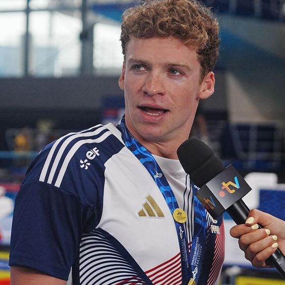 Le Français Léon Marchand lors du podium du 200 m papillon masculin aux Championnats d'Europe de natation, au Centre aquatique olympique de la Métropole du Grand Paris, à Paris (France), le 15 août 2026. © Laurent Lairys / PsnewZ / Bestimage
