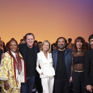 C'est Claude François qui est à l'honneur
Exclusif - Pene Pati, China Moses, Claude François Junior, Claire Chazal, André Manoukian, Dani Borg (ancienne clodette), Agustin Galiana lors de l'enregistrement de l'émission Le Grand Echiquier - Spécial Claude François présentée par C.Chazal et A.Manoukian et diffusée le 13 janvier sur France, à l'Opéra royal du château de Versailles, accompagné par l'Orchestre de l'Opéra Royal à Versailles, France, le 16 septembre 2025. © Jack Tribeca/Bestimage