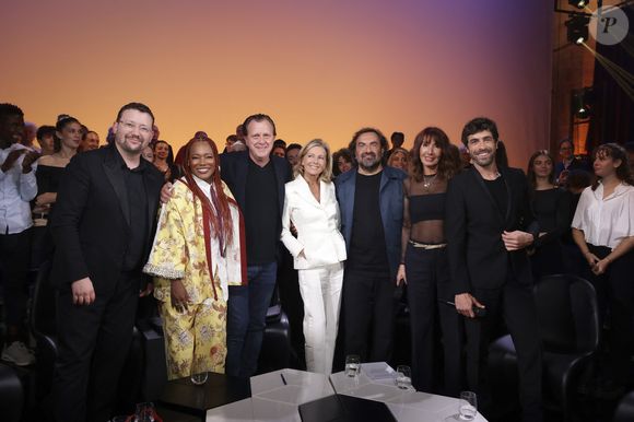 C'est Claude François qui est à l'honneur

Exclusif - Pene Pati, China Moses, Claude François Junior, Claire Chazal, André Manoukian, Dani Borg (ancienne clodette), Agustin Galiana lors de l'enregistrement de l'émission Le Grand Echiquier - Spécial Claude François présentée par C.Chazal et A.Manoukian et diffusée le 13 janvier sur France, à l'Opéra royal du château de Versailles, accompagné par l'Orchestre de l'Opéra Royal à Versailles, France, le 16 septembre 2025. © Jack Tribeca/Bestimage