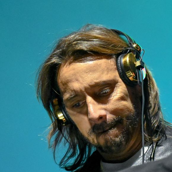 Le célèbre DJ vient de dévoiler le clip de "Take It Easy On Me", son nouveau morceau avec Michael Ekow, qu'il a récemment teasé sur ses réseaux.

Bob Sinclar B2B Pedro Winter en concert lors du Fnac Live Paris 2022 le 1 juillet 2022.
© Lionel Urman / Panoramic / Bestimage