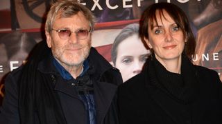 "C'est une chance d'avoir pu..." : Tchéky Karyo est parti entouré de sa femme comédienne et de leurs enfants, la belle démarche de sa fille Louise