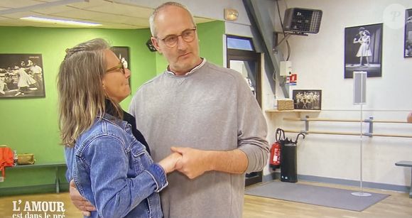 Gilles à la ferme avec ses prétendantes Isabelle et Pascaline dans "L'amour est dans le pré"
