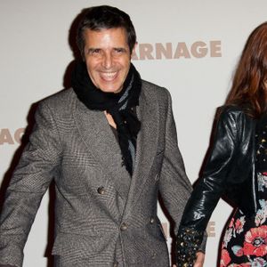 Couple nomade, il ont notamment passé de nombreuses été sur son bateau Noé. 

Julien Clerc et sa compagne Hélène Gremillon, à l'avant-première de Carnage, le 20 novembre 2011 à Paris. (Abaca)