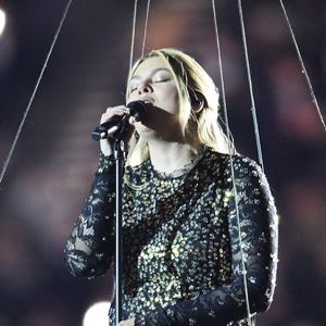 La chanteuse Louane (Louane Emera), représentante de la France au concours de l'Eurovision, interpréte pour la première fois son titre Maman, en hommage à sa mère décédée lorsqu'elle avait 17 ans, devant les 80 000 spectateurs, suspendue sur une plateforme, plusieurs mètres au-dessus de la pelouse et des musiciens, du Stade de France à la mi-temps du match du Tournoi des Six Nations opposant la France à l'Écosse, à Saint-Denis, Seine Saint-Denis, France, le 15 mars 2025. © Cyril Moreau/Bestimage