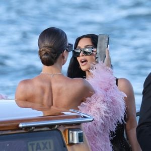 Kim et Khloé Kardashian lors du mariage de Jeff Bezos et Lauren Sanchez à Venise le 27 juin 2025. Backgrid USA / Bestimage