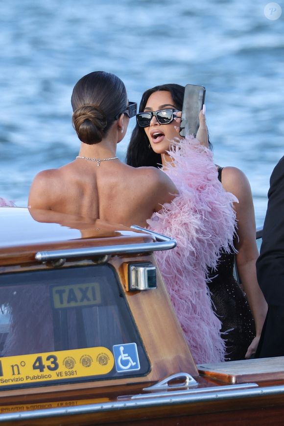 Photo Kim et Khloé Kardashian lors du mariage de Jeff Bezos et Lauren