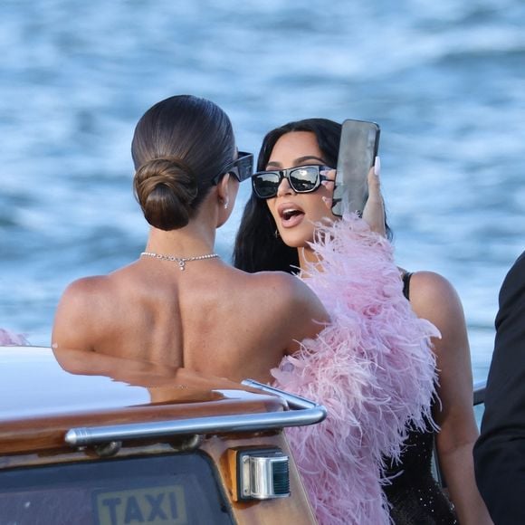 Kim et Khloé Kardashian lors du mariage de Jeff Bezos et Lauren Sanchez à Venise le 27 juin 2025. Backgrid USA / Bestimage