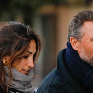 Alexandre Brasseur et sa compagne Isabelle Regourd - Hommage à Charlotte Valandrey en l'église Saint François-Xavier, à Paris, le 6 octobre 2022. 

© Christophe Clovis/Bestimage