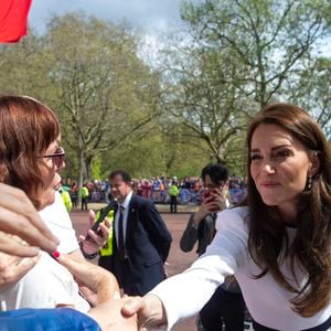 Le prince William, prince de Galles, et Catherine (Kate) Middleton, princesse de Galles, saluent des sympathisants lors d'une promenade à l'extérieur du palais de Buckingham à Londres, Royaume Uni, le 5 mai 2023, à la veille du couronnement du roi d'Angleterre.