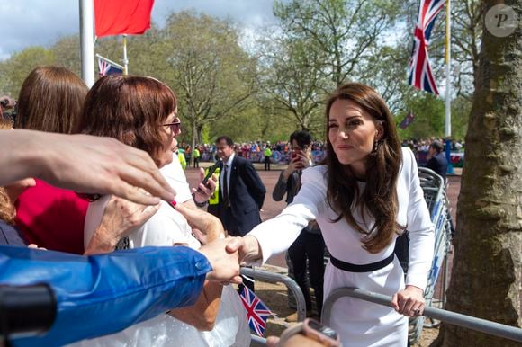 Le prince William, prince de Galles, et Catherine (Kate) Middleton, princesse de Galles, saluent des sympathisants lors d'une promenade à l'extérieur du palais de Buckingham à Londres, Royaume Uni, le 5 mai 2023, à la veille du couronnement du roi d'Angleterre.