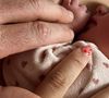 Sur Instagram, ils ont posté une photo du petit bébé, leurs deux mains tendrement lovées sur elle
Sophie Tapie et Baptiste Germain annoncent sur Instagram l'arrivée de leur petite fille, Héléna