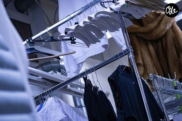 La congélation et certains lavages chauds permettent de traiter les vêtements infestés.

Photo prise par Anton Savinov / Unsplash