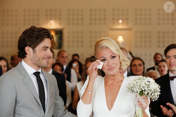 Exclusif - Katrina Patchett et Valentin D'Hoore à la mairie - Mariage de Katrina Patchett et Valentin D'Hoore vendredi à 14 h à la mairie de Linselles dans les Hauts-de-France suivi d'une cérémonie civile d'échange d'anneaux, dont le maître de cérémonie était Maxime Dereymez, dans l'orangerie du château du Biez à Pecq en Belgique le 1er septembre 2017. © Philippe Doignon/Bestimage

Crédits obligatoires :
Valentin D'Hoore habillé par Hugo Boss
Katrina Patchett en robe Costarellos et chaussures Louboutin
Coiffure : Alexandra Dieu pour Vog coiffure
Maquillage : Marie Laure Thanneur