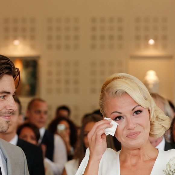 Exclusif - Katrina Patchett et Valentin D'Hoore à la mairie - Mariage de Katrina Patchett et Valentin D'Hoore vendredi à 14 h à la mairie de Linselles dans les Hauts-de-France suivi d'une cérémonie civile d'échange d'anneaux, dont le maître de cérémonie était Maxime Dereymez, dans l'orangerie du château du Biez à Pecq en Belgique le 1er septembre 2017. © Philippe Doignon/Bestimage

Crédits obligatoires :
Valentin D'Hoore habillé par Hugo Boss
Katrina Patchett en robe Costarellos et chaussures Louboutin
Coiffure : Alexandra Dieu pour Vog coiffure
Maquillage : Marie Laure Thanneur