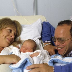 Archives - En France, à Neuilly-sur-Seine, Thierry Roland, sa compagne Françoise et leur fils Gary à la maternité en septembre 1984.