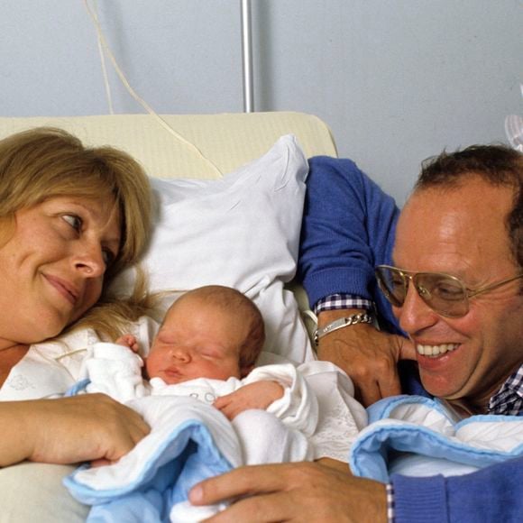 Archives - En France, à Neuilly-sur-Seine, Thierry Roland, sa compagne Françoise et leur fils Gary à la maternité en septembre 1984.