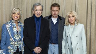 Le milliardaire Bernard Arnault de sortie avec son clan en pleine Fashion Week, il retrouve Brigitte Macron et Rihanna