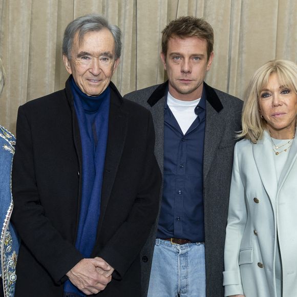 La Fashion Week haute couture a commencé à Paris 

Hélène et Bernard Arnault, Jonathan Anderson (J.W. Anderson) et Brigitte Macron - Greeting au défilé Dior "Collection Haute Couture Printemps/Eté 2026" lors de la Fashion Week de Paris (PFW), au musée Rodin, à Paris, France. © Olivier Borde/Bestimage