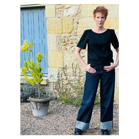 C'est ainsi que Natacha Polony prend soin de choisir chacune de ses tenues...

Natacha Polony présente sa tenue du jour.