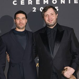 Nommé dans la catégorie Meilleur acteur pour le film Monsieur Aznavour, c'est finalement Karim Leklou qui a décroché la précieuse récompense pour sa prestation dans Le Roman de Jim.

Tahar Rahim et Karim Leklou (César du meilleur acteur) au photocall du dîner de la 50ème édition de la cérémonie des César au Fouquet's à Paris, France, le 28 février 2025. © Coadic Guirec/Bestimage