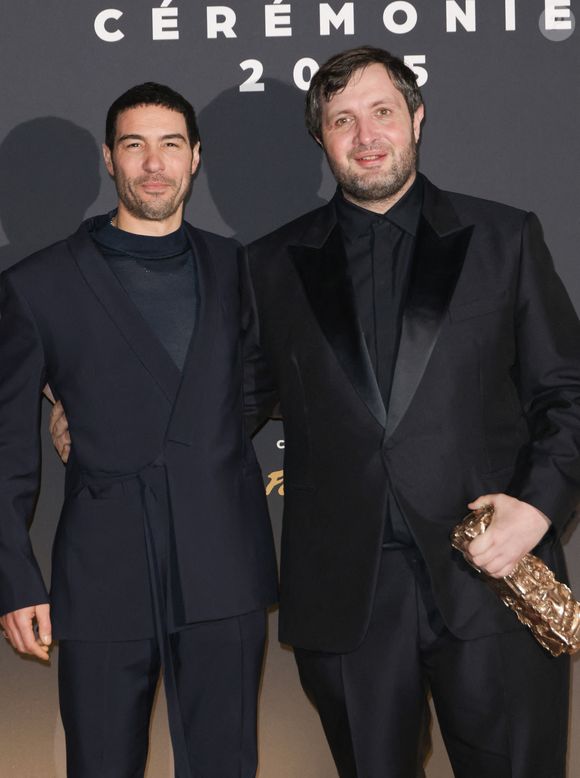 Nommé dans la catégorie Meilleur acteur pour le film Monsieur Aznavour, c'est finalement Karim Leklou qui a décroché la précieuse récompense pour sa prestation dans Le Roman de Jim.

Tahar Rahim et Karim Leklou (César du meilleur acteur) au photocall du dîner de la 50ème édition de la cérémonie des César au Fouquet's à Paris, France, le 28 février 2025. © Coadic Guirec/Bestimage