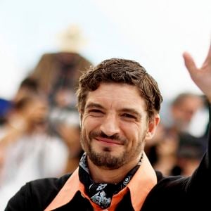 "Je ne m’attendais pas à ça, mais ça change beaucoup, beaucoup de choses", a-t-il confié.
Niels Schneider au photocall du film "La Bataille De Gaulle: L'Âge De Fer" (De Gaulle: Tilting Iron) lors du 79ème Festival International du Film de Cannes, France, le 21 mai 2026.
© Jacovides-Moreau/Bestimage