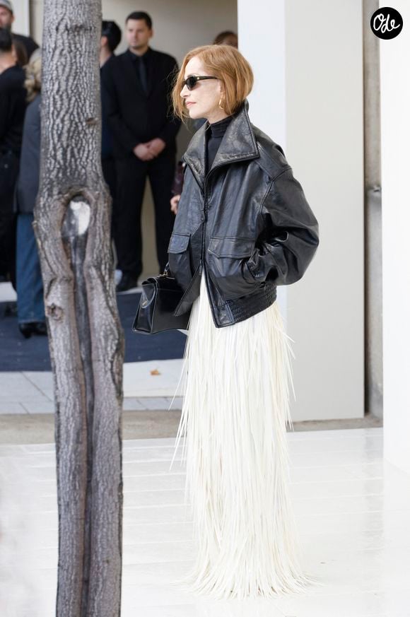 La maison y présentait sa collection printemps-été 2027 lors de la Fashion Week.

Isabelle Huppert aux arrivées au défilé Balenciaga Collection Femme Prêt-à-Porter Printemps/Eté 2027 lors de la Fashion Week de Paris (PFW) au Tennis Club de Paris, France, le 1er octobre 2026. © Christophe Aubert/Bestimage
