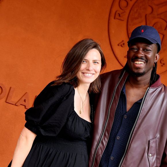 D'ailleurs, puisque les dîners en famille sont impossibles à cause du service du soir, c'est le matin que le clan se réunit. "C'est notre moment à nous, l'équivalent du dîner dans les autres familles".

Mory Sacko et sa compagne Emilie Rouquette au village lors des Internationaux de France de Tennis de Roland Garros le 3 juin 2026 © Jacovides / Moreau / Bestimage