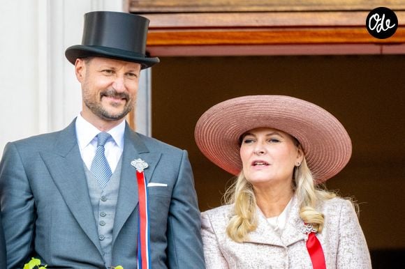 Cette propriété fait aussi parler d'elle en raison de la présence de Marius Borg Høiby, placé sous surveillance électronique.

À Oslo, en Norvège, les membres de la famille royale norvégienne ont été aperçus au balcon du Palais royal à l'occasion des célébrations de la Fête nationale.
Backgrid USA / Bestimage