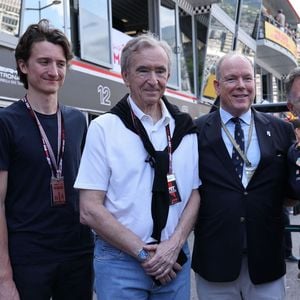Ou dans les Paddocks des Grands-Prix de Formule 1 dont la marque est un des sponsors principaux.

Bernard Arnault et ses fils Frédéric et Jean, le prince Albert II de Monaco, Christian Horner - Les célébrités et pilotes dans les stands la veille du Grand Prix de Formule 1 (F1) de Monaco le 24 mai 2025.
© Claudia Albuquerque / Bestimage
