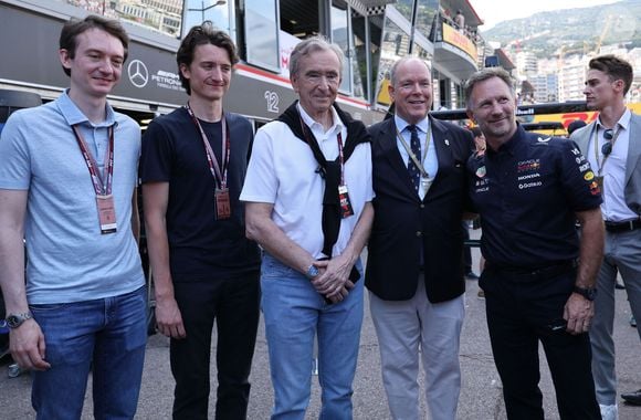 Ou dans les Paddocks des Grands-Prix de Formule 1 dont la marque est un des sponsors principaux.

Bernard Arnault et ses fils Frédéric et Jean, le prince Albert II de Monaco, Christian Horner - Les célébrités et pilotes dans les stands la veille du Grand Prix de Formule 1 (F1) de Monaco le 24 mai 2025.
© Claudia Albuquerque / Bestimage