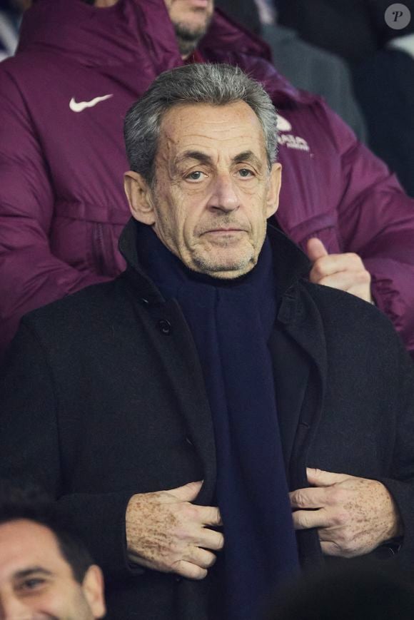 Nicolas Sarkozy - Célébrités dans les tribunes du match de Ligue 1 McDonald's opposant le Paris Saint-Germain (PSG) à Lyon (3-1) au Parc des Princes à Paris le 15 décembre 2024. © Cyril Moreau/Bestimage