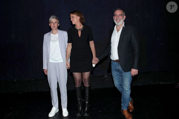 Muriel Robin s’est rendue à la générale de la pièce On va tous être d'accord… ou pas, co-écrite par Anne Le Nen

Exclusif - Les co-auteurs de la pièce : Anne Le Nen, Marie Bô et Vincent Azé - Générale de la Pièce "On va tous être d'accord… ou pas " au théâtre Lepic à Paris le 6 Mai 2025. © Bertrand Rindoff/Bestimage