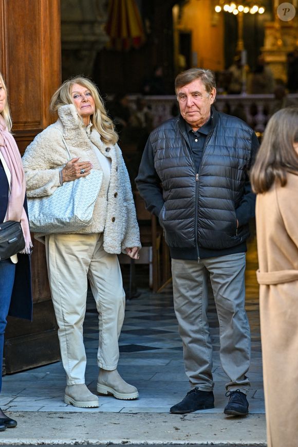 réunissant de nombreux invités dont Jean-Pierre Foucault. 

Jean-Pierre Foucault et sa compagne Evelyn Jarre aux obsèques d'Evelyne Leclercq dans la cathédrale Sainte-Réparate de Nice, France, le 13 janvier 2026. © Bruno Bebert/Bestimage