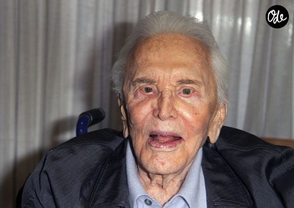 Kirk Douglas (100 ans) et sa femme Anne Douglas fêtent le 25ème anniversaire du centre ‘The Anne Douglas’ à LA Mission à Los Angeles, le 4 mai 2017 Backgrid USA / Bestimage