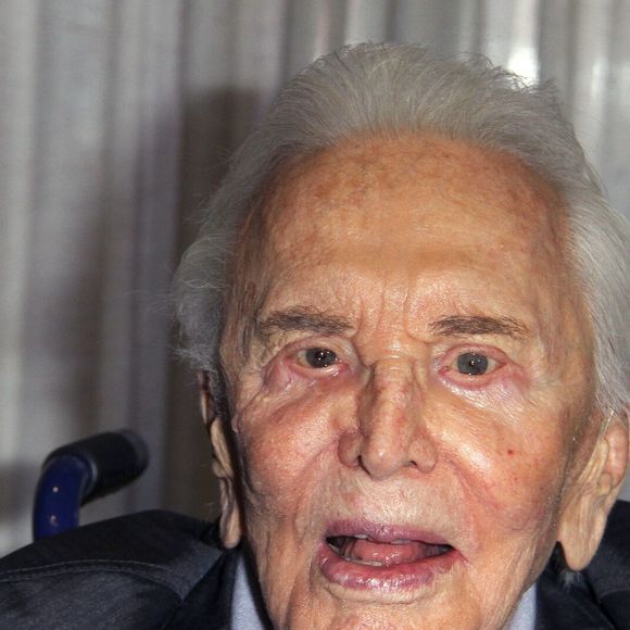 Kirk Douglas (100 ans) et sa femme Anne Douglas fêtent le 25ème anniversaire du centre ‘The Anne Douglas’ à LA Mission à Los Angeles, le 4 mai 2017 Backgrid USA / Bestimage