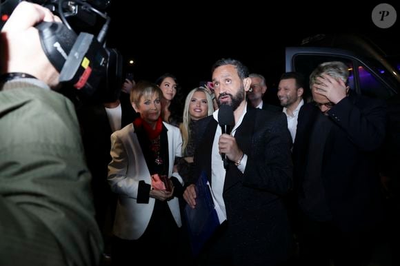 Exclusif - Cyril Hanouna - Les chroniqueurs et les invités quittent la dernière émission "Touche pas à mon poste" (TPMP) en bus pour se rendre devant le siège du groupe M6 à Neuilly-sur-Seine le 27 février 2025. © Jack Tribeca/Bestimage