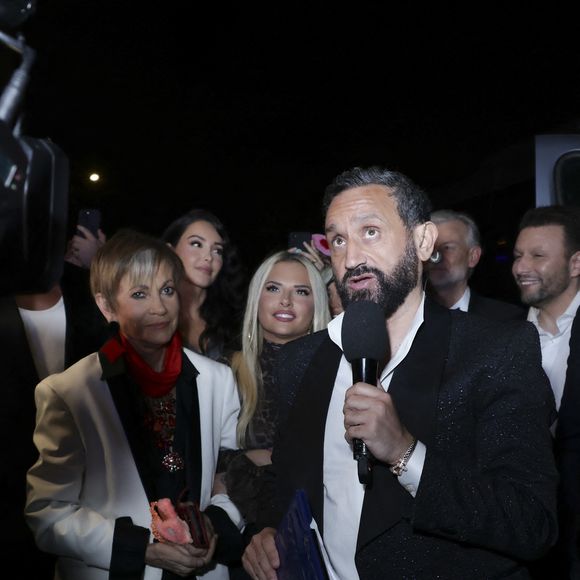 Exclusif - Cyril Hanouna - Les chroniqueurs et les invités quittent la dernière émission "Touche pas à mon poste" (TPMP) en bus pour se rendre devant le siège du groupe M6 à Neuilly-sur-Seine le 27 février 2025. © Jack Tribeca/Bestimage
