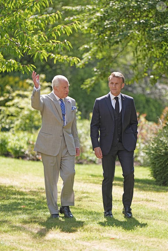Le roi Charles III d'Angleterre et le président Emmanuel Macron se promènent dans les jardins du château de Windsor le 9 juillet 2025.
