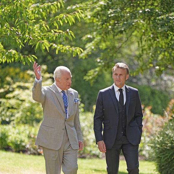 Le roi Charles III d'Angleterre et le président Emmanuel Macron se promènent dans les jardins du château de Windsor le 9 juillet 2025.