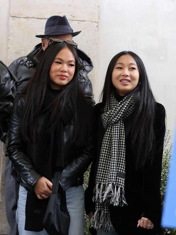 Joy et Jade Hallyday lors de l'inauguration d'une plaque commémorative en hommage à Johnny Hallyday devant l'immeuble où le chanteur français a grandi dans le 9ème arrondissement de Paris, France, le 22 décembre 2023.© Dominique Jacovides/Bestimage