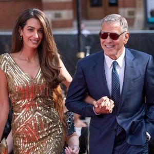 L’avocate est apparue au bras de George Clooney dans une robe dorée vintage Alexander McQueen.
Amal Clooney, George Clooney assistent à A King's Trust Celebration, une soirée spéciale au Royal Albert Hall célébrant le 50e anniversaire du King's Trust. Photo par GOFF / BESTIMAGE
