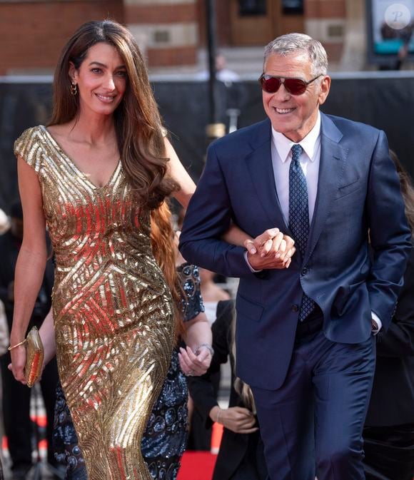 L’avocate est apparue au bras de George Clooney dans une robe dorée vintage Alexander McQueen.

Amal Clooney, George Clooney assistent à A King's Trust Celebration, une soirée spéciale au Royal Albert Hall célébrant le 50e anniversaire du King's Trust. Photo par GOFF  / BESTIMAGE