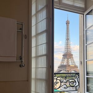 Les images montrent une chambre décorée de ballons, une terrasse panoramique et une salle de bains offrant un panorama exceptionnel.

Thylane Blondeau a partagé les coulisses de son mariage avec Benjamin Attal. Capture d'écran Instagram